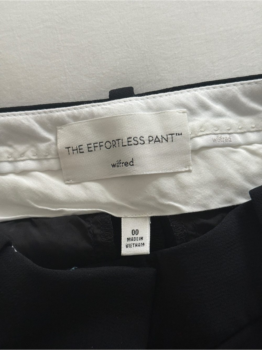 Aritzia Effortless Shorts in Black, size 00 - Picture 4 of 4